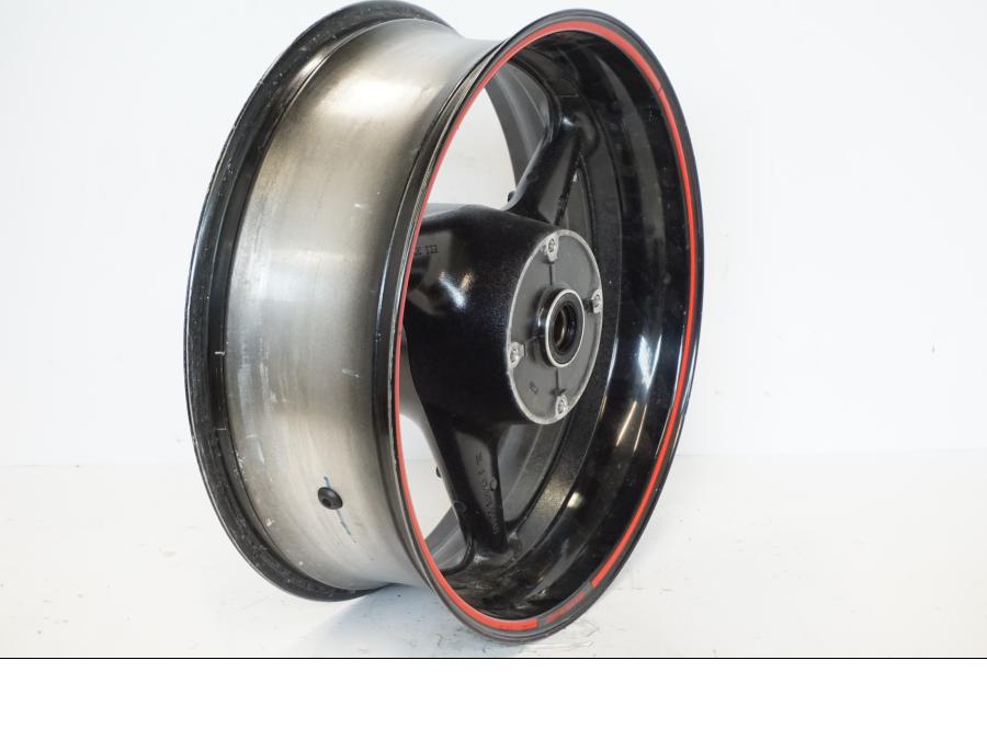 Baksidan på Fälg från en Honda CBR 900 RR -2001 motorcykel.