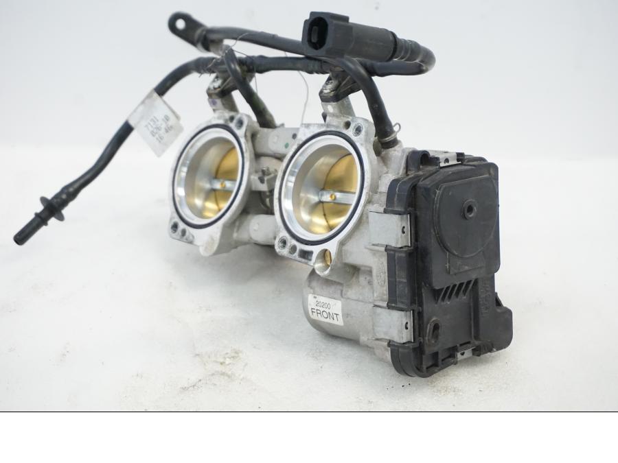 Vänster sida på Spjällhus från en Aprilia RSV 1000 -2010 motorcykel.