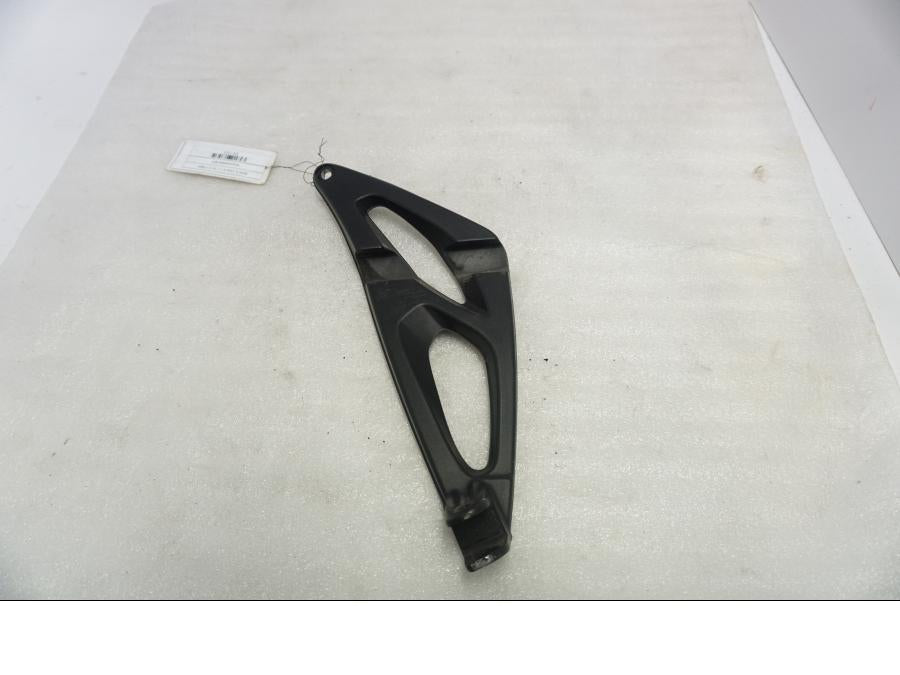 Framsidan på Fotpinnefäste från en BMW K 1300 R -2011 motorcykel.