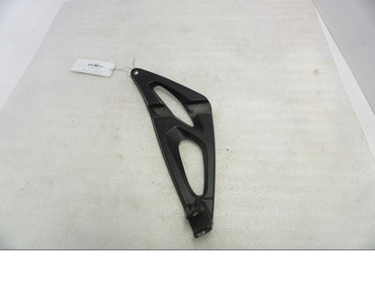 Framsidan på Fotpinnefäste från en BMW K 1300 R -2011 motorcykel.