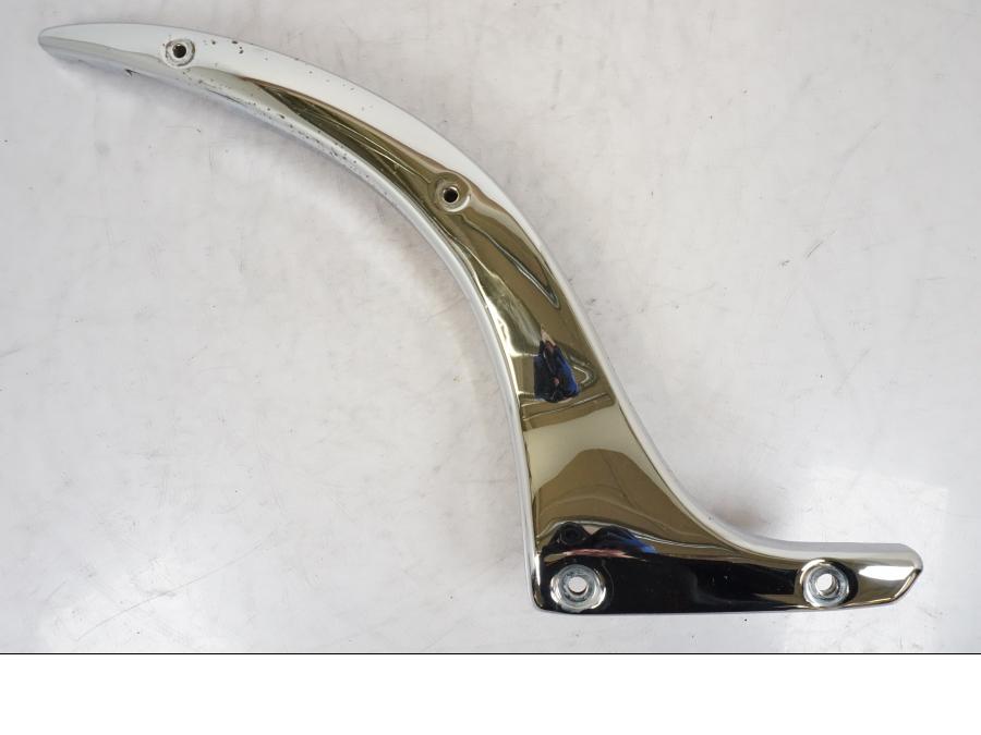 Framsidan på Bakskärmstag från en Suzuki VL 800 -2002 motorcykel.