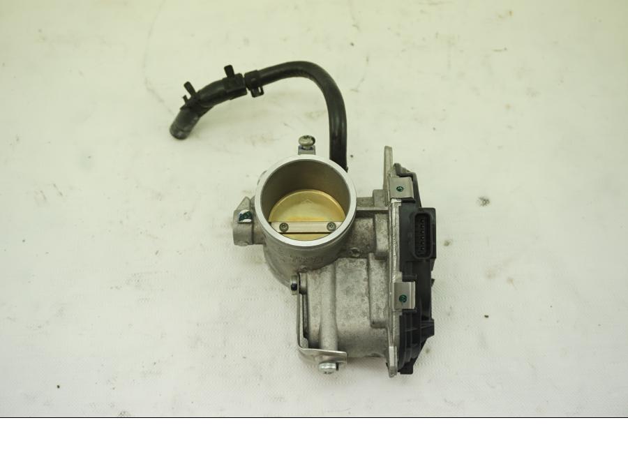 Baksidan på Spjällhus från en KTM RC 390 -2019 motorcykel.