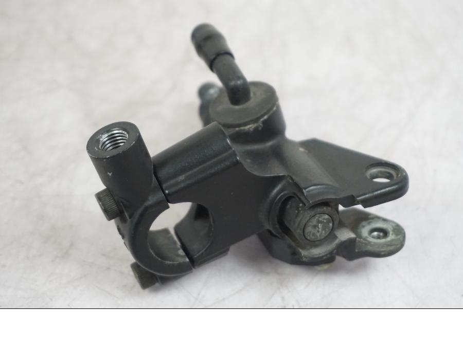 Baksidan på Bromshuvudcylinder från en Triumph Tiger -2009 motorcykel.