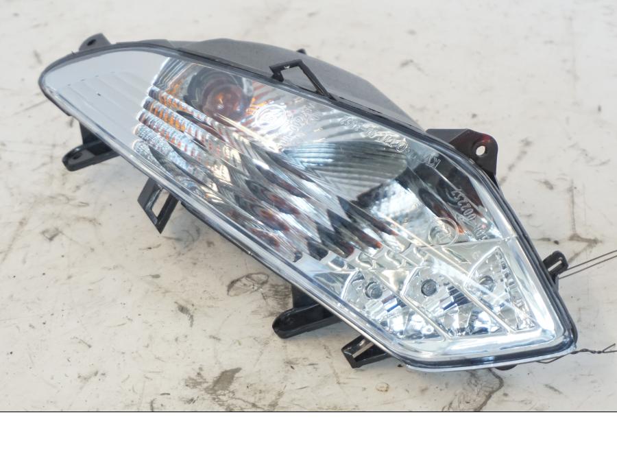 Snett nerifrån på Blinkers från en Kymco Agility 125 -2019 scooter.