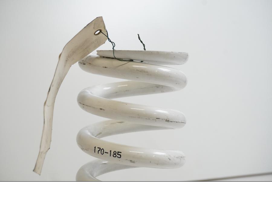 Snett uppifrån på Stötdämparfjäder från en KTM 990 Super Duke -2010 motorcykel.