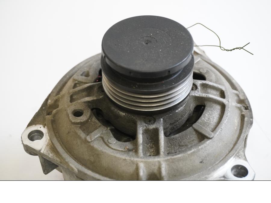 Baksidan på Generator från en BMW R 850 R -2004 motorcykel.