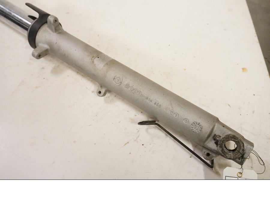 Vänster sida på Gaffelben från en Suzuki GS 500 -2004 motorcykel.