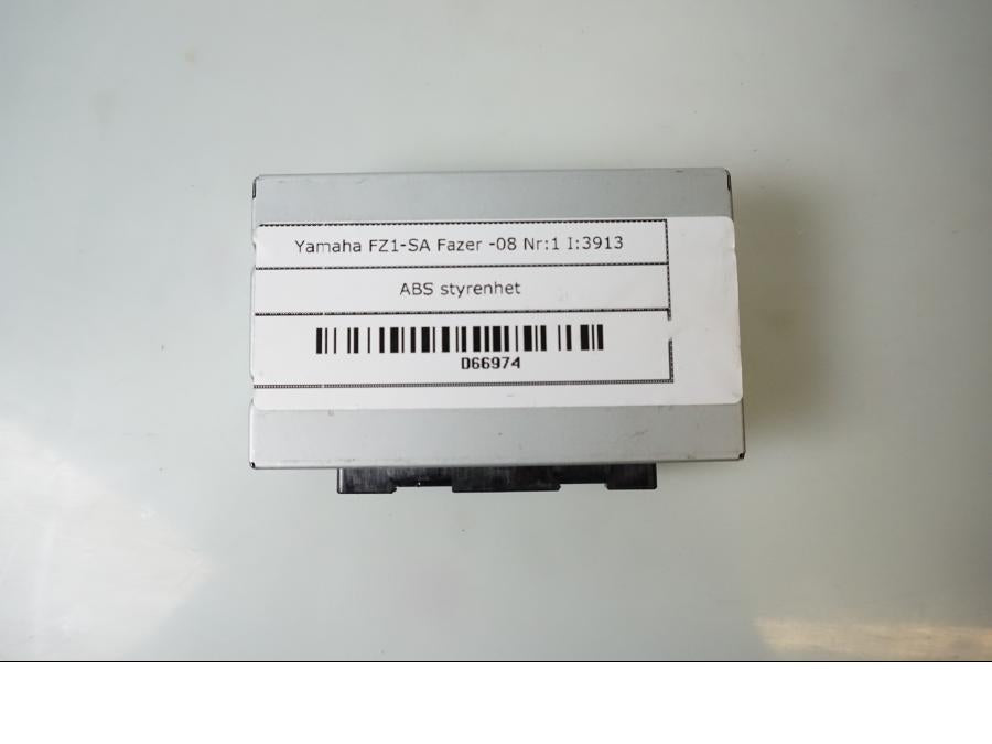 Framsidan på ABS styrenhet från en Yamaha FZ1-SA -2008 motorcykel.