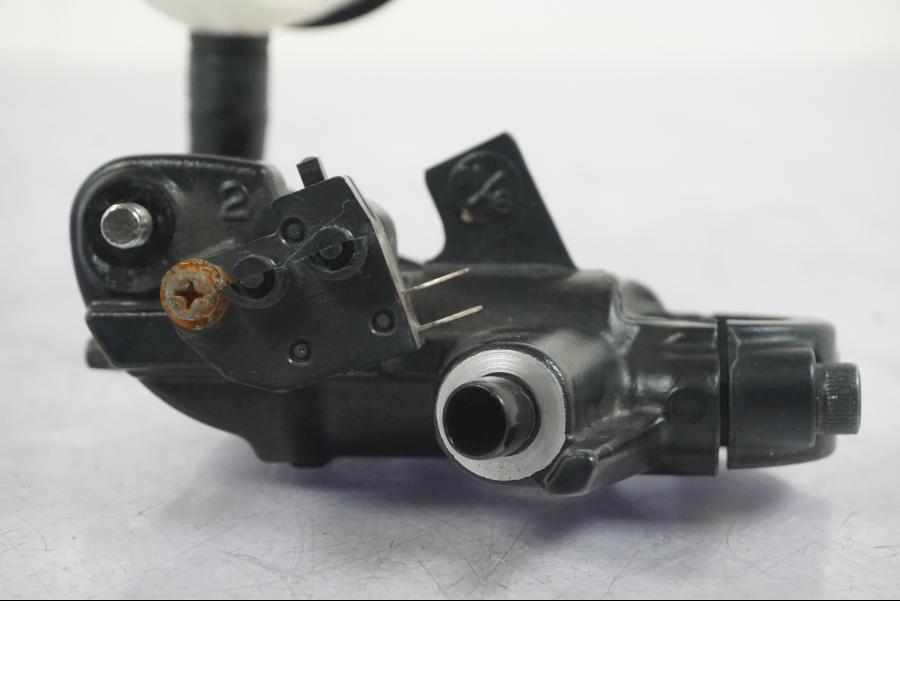 Höger sida på Bromshuvudcylinder från en Kawasaki ZZ-R 1400 -2009 motorcykel.