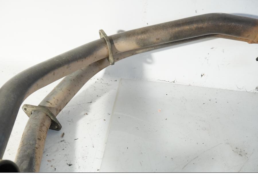 Snett nerifrån på Grenrör från en BMW F 800 GS -2008 motorcykel.