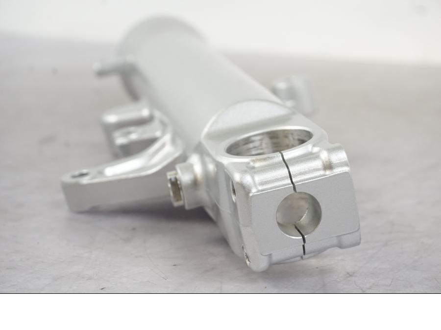 Vänster sida på Gaffelben från en Suzuki SV 1000 -2003 motorcykel.