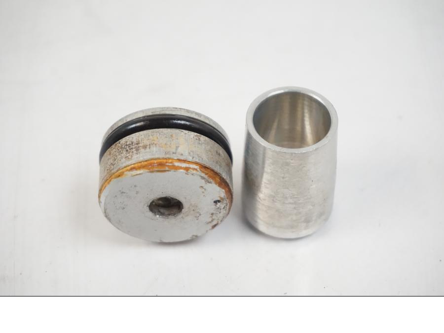 Höger sida på Gaffelbensdelar från en BMW F 650 CS -2002 motorcykel.