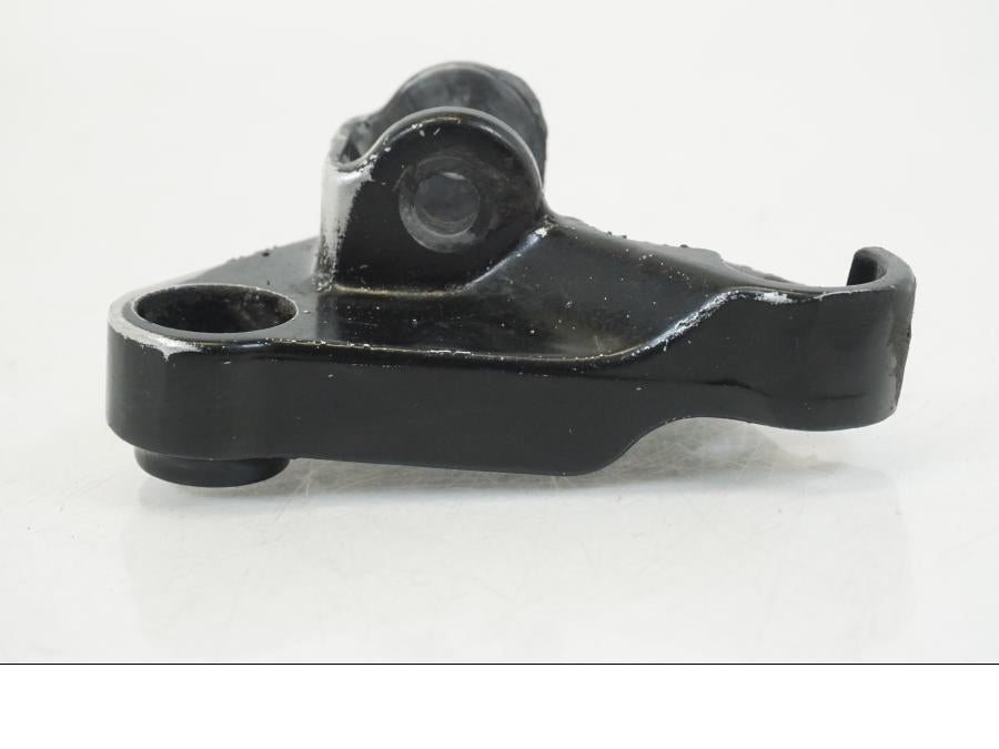 Snett nerifrån på Fotpinnefäste från en Honda CB 750 -2002 motorcykel.