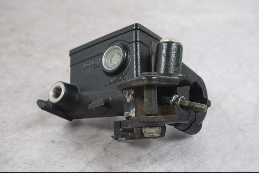 Baksidan på Kopplingshuvudcylinder från en Buell 1125 R -2008 motorcykel.