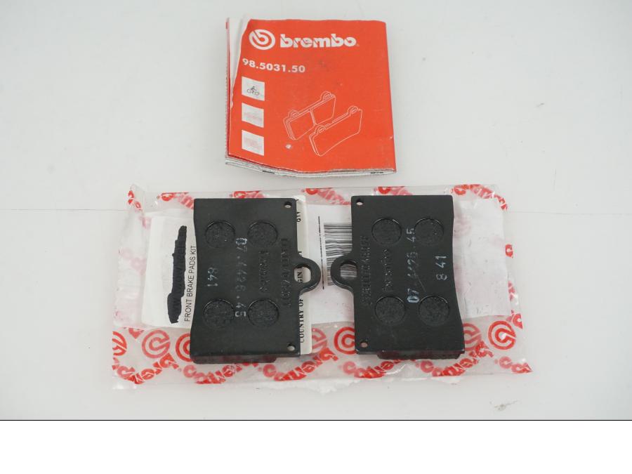 Framsidan på Bromsbelägg från en Ducati Monster 900 -1999 motorcykel.