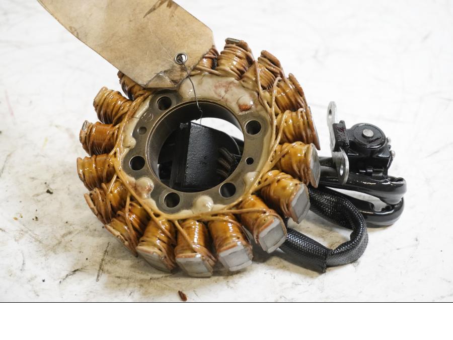 Framsidan på Generator från en Suzuki VZ 800 -1997 motorcykel.