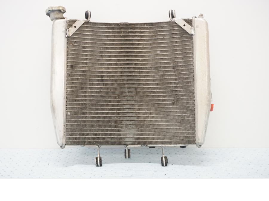 Framsidan på Vattenkyl från en MV Agusta F3 675 -2014 motorcykel.