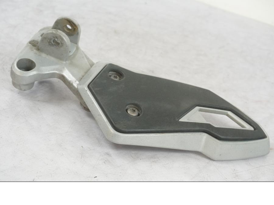 Snett uppifrån på Fotpinnefäste från en Triumph Tiger Explorer -2013 motorcykel.