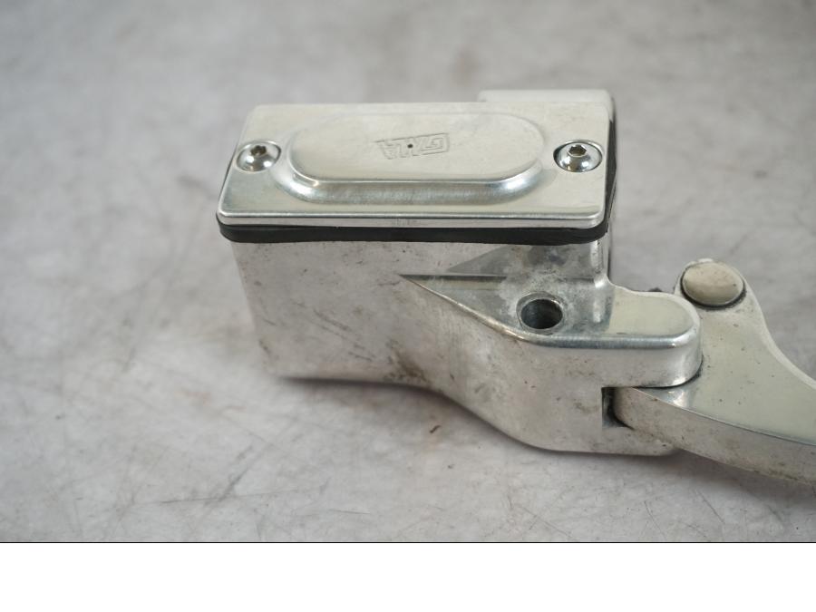 Baksidan på Kopplingshuvudcylinder från en Kawasaki VN 1500 -1996 motorcykel.