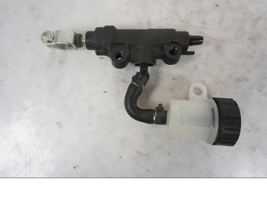 Höger sida på Bromshuvudcylinder från en Kawasaki Z 800 -2014 motorcykel.