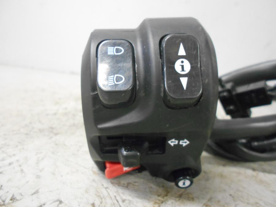 Framsidan på Styrelreglage från en Triumph Tiger 800 -2016 motorcykel.