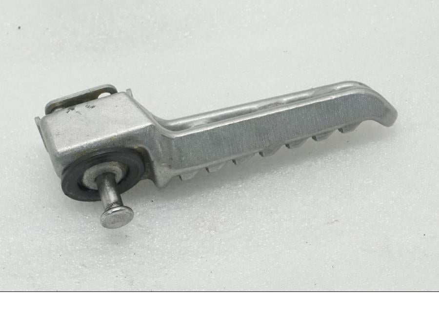 Baksidan på Fotpinne från en Kawasaki Z 400 -2020 motorcykel.