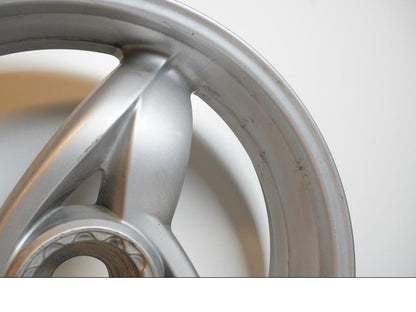 Vänster sida på Fälg från en BMW F 650 CS -2002 motorcykel.