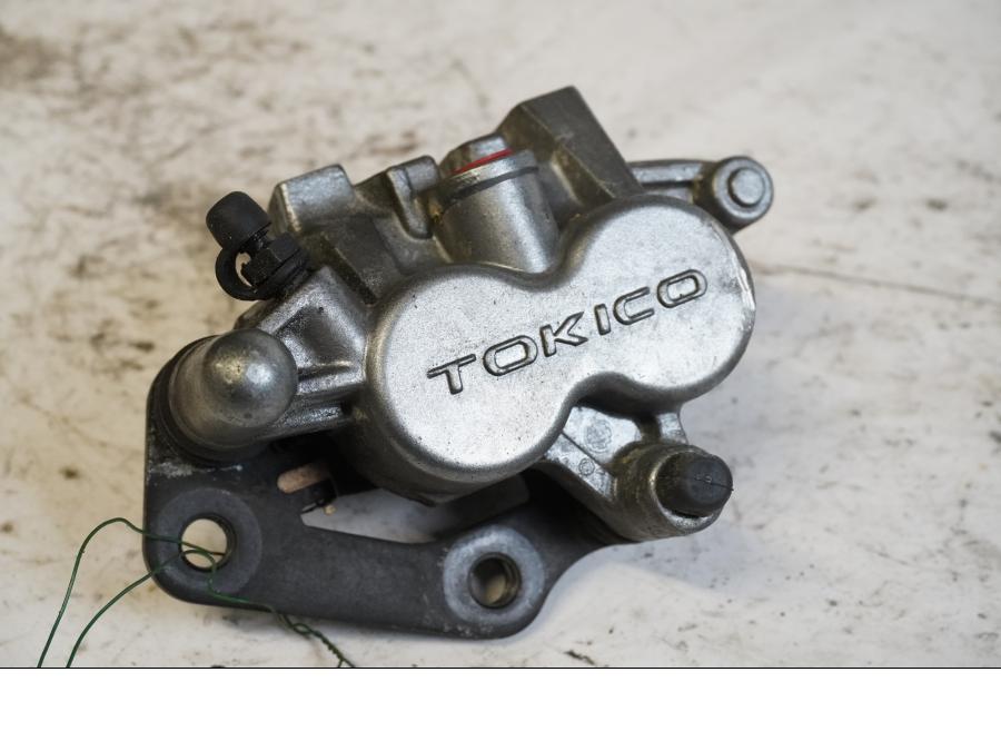 Framsidan på Bromsok från en Kawasaki ZR-7 -2002 motorcykel.