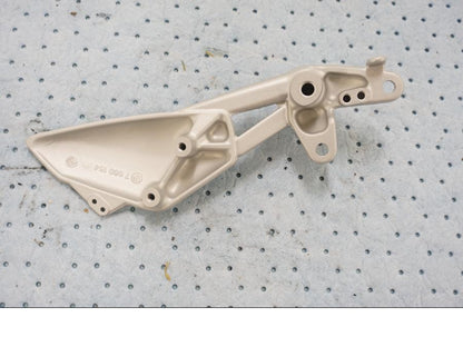 Baksidan på Fotpinnefäste från en BMW K 1300 S -2015 motorcykel.