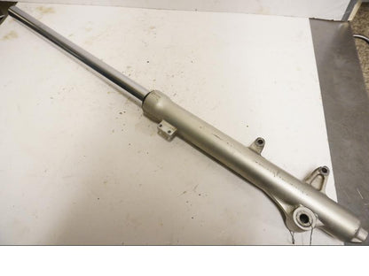 Framsidan på Gaffelben från en Honda XR 125 -2004 motorcykel.