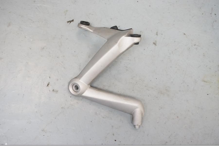 Framsidan på Strålkastarfäste från en Triumph Street Twin -2016 motorcykel.