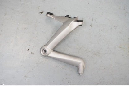 Framsidan på Strålkastarfäste från en Triumph Street Twin -2016 motorcykel.