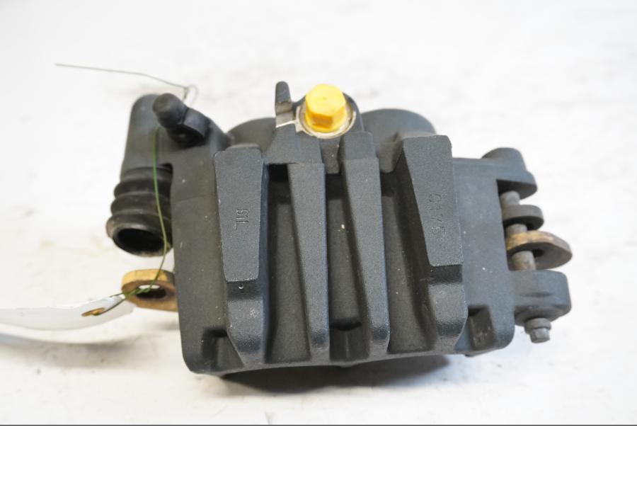 Baksidan på Bromsok från en Kawasaki Versys 650 -2009 motorcykel.