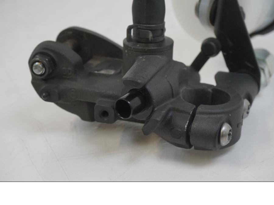 Snett uppifrån på Bromshuvudcylinder från en BMW S 1000 R -2019 motorcykel.