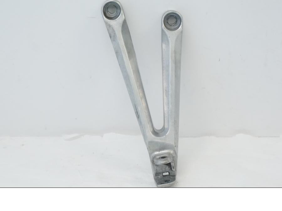 Framsidan på Fotpinnefäste från en Honda CBR 1000 RR -2005 motorcykel.