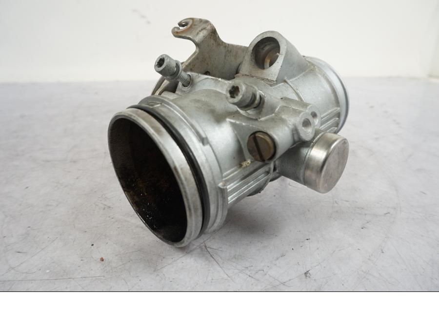 Höger sida på Spjällhus från en BMW R 850 R -2004 motorcykel.