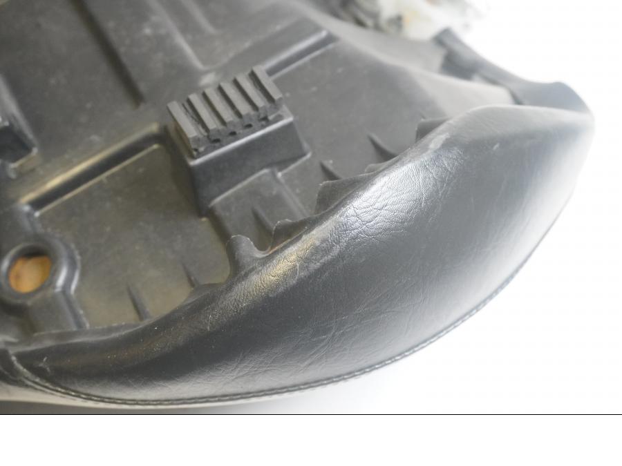Vänster sida på Sadel från en Suzuki VL 800 -2001 motorcykel.