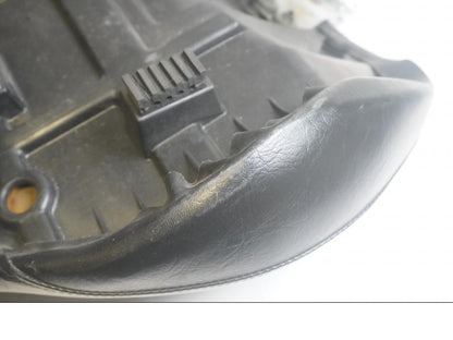 Vänster sida på Sadel från en Suzuki VL 800 -2001 motorcykel.