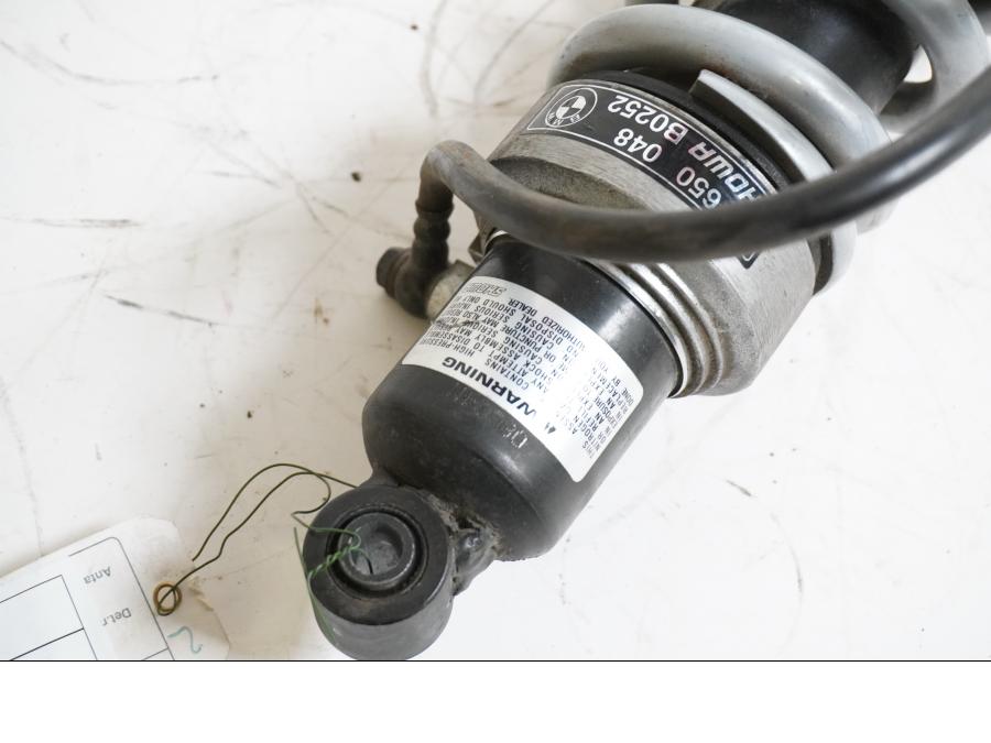 Baksidan på Stötdämpare från en BMW R 850 R -1995 motorcykel.