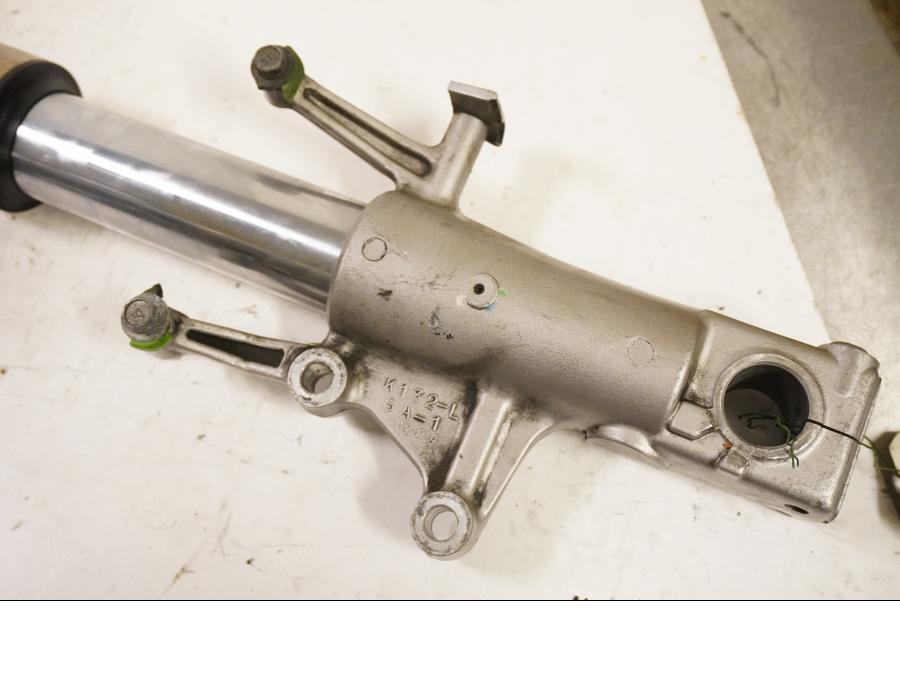 Vänster sida på Gaffelben från en Kawasaki ZXR 400 -1992 motorcykel.