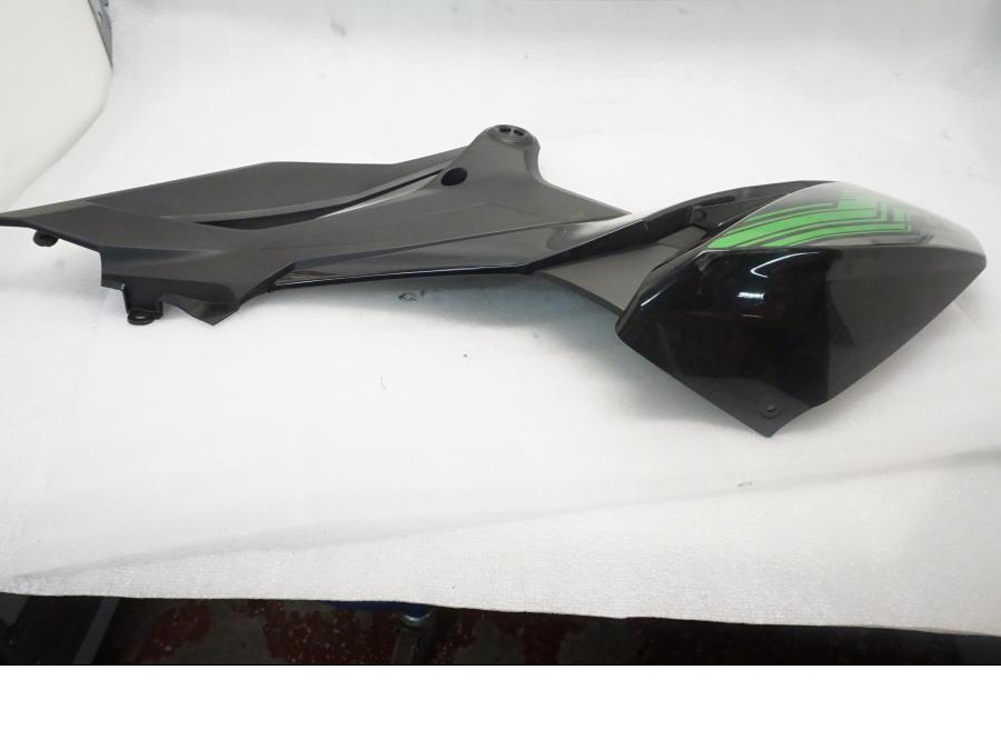 Baksidan på Bensintankskåpa från en Kawasaki Z 400 -2020 motorcykel.