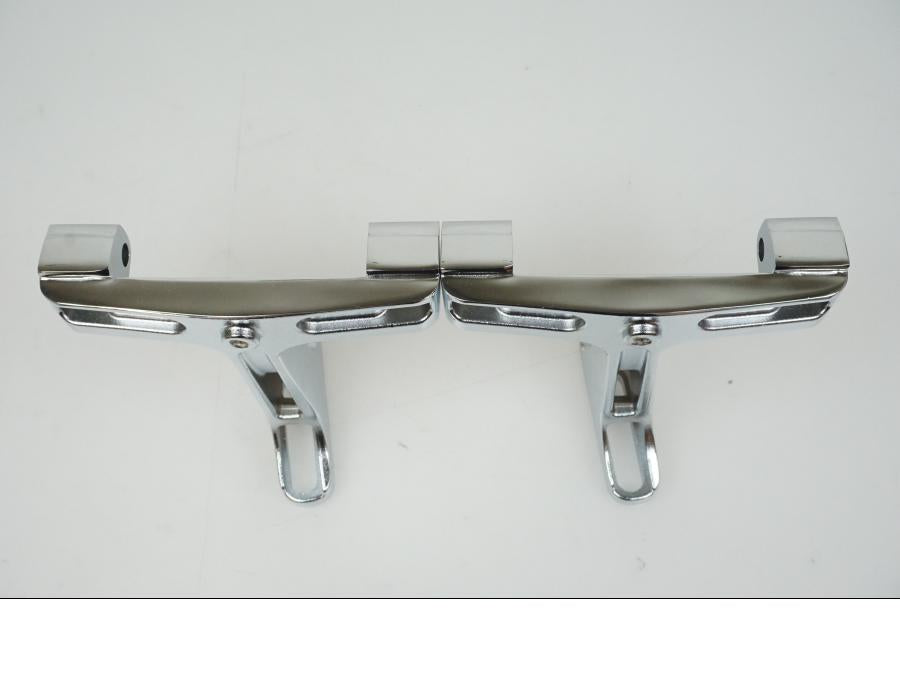 Snett nerifrån på Fotplattefäste från en H-D Harley diverse -2020 motorcykel.