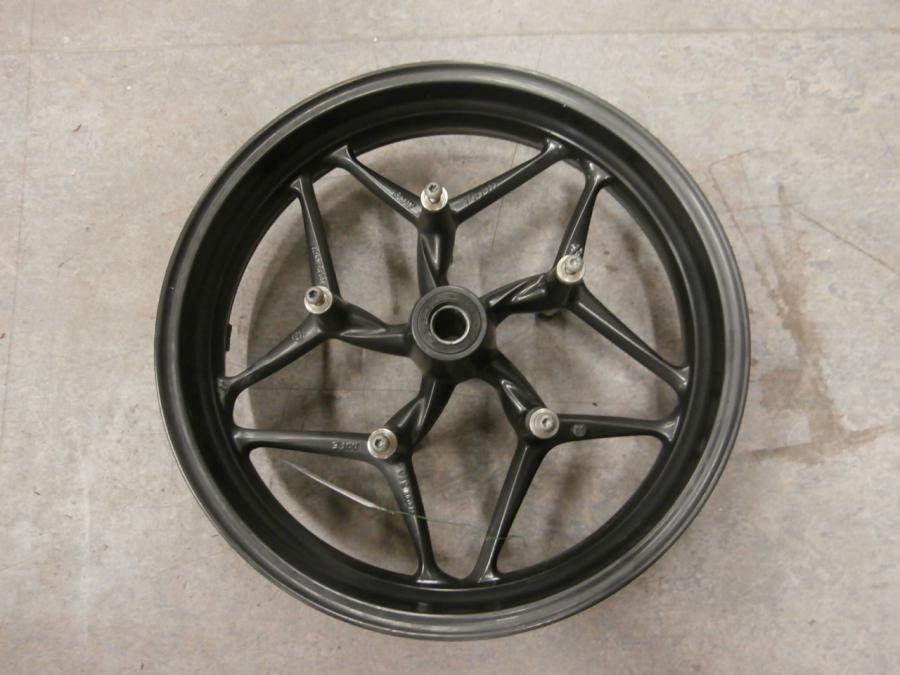 Framsidan på Fälg från en BMW K 1200 R Sport -2007 motorcykel.