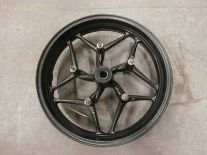 Framsidan på Fälg från en BMW K 1200 R Sport -2007 motorcykel.