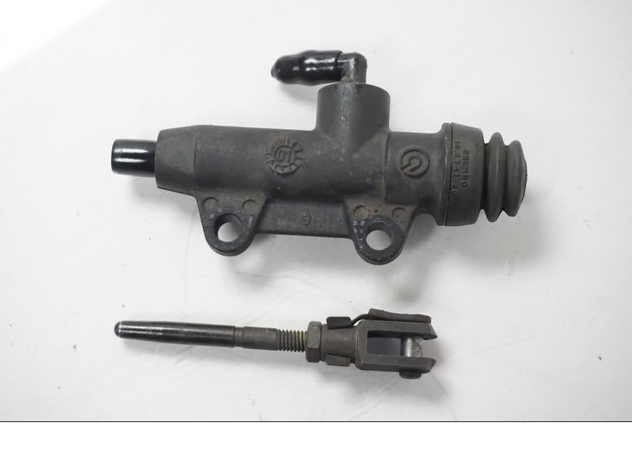 Framsidan på Bromshuvudcylinder från en BMW F 650 CS -2002 motorcykel.