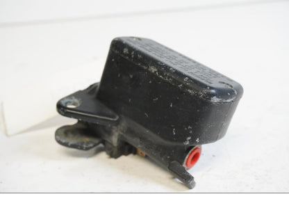 Baksidan på Bromshuvudcylinder från en Honda CBR 600 -2002 motorcykel.