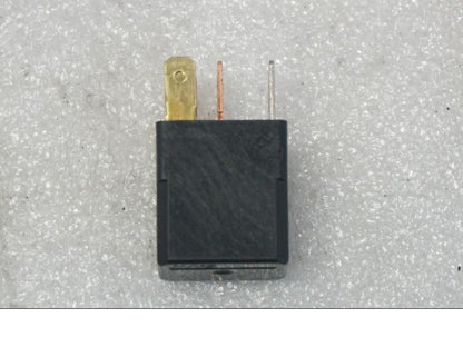 Framsidan på Relä från en Ducati Monster 796 -2013 motorcykel.