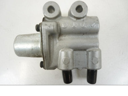 Baksidan på Bromsfördelare från en Honda XL 1000 V -2008 motorcykel.