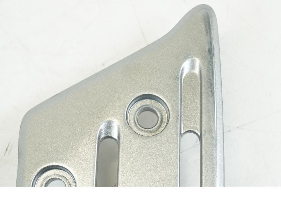 Höger sida på Fotpinnefäste från en Yamaha MT-09 -2021 motorcykel.