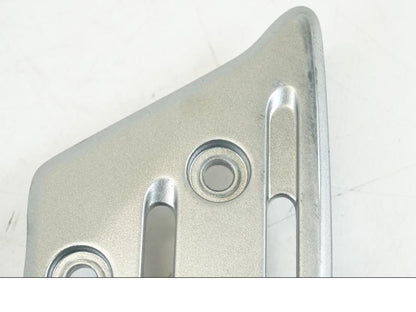 Höger sida på Fotpinnefäste från en Yamaha MT-09 -2021 motorcykel.